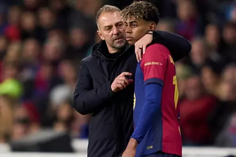 "أتفهم ذلك".. فليك يقلل من أهمية رد فعل يامال على تبديله أمام فرانكفورت